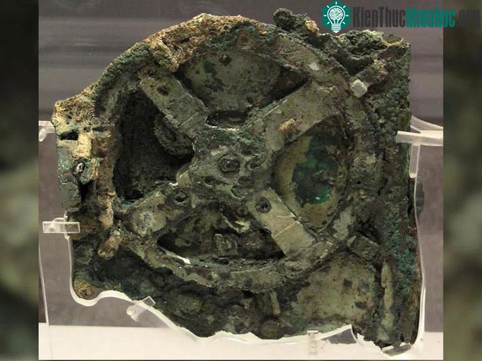 Cỗ máy Antikythera khai quật được.