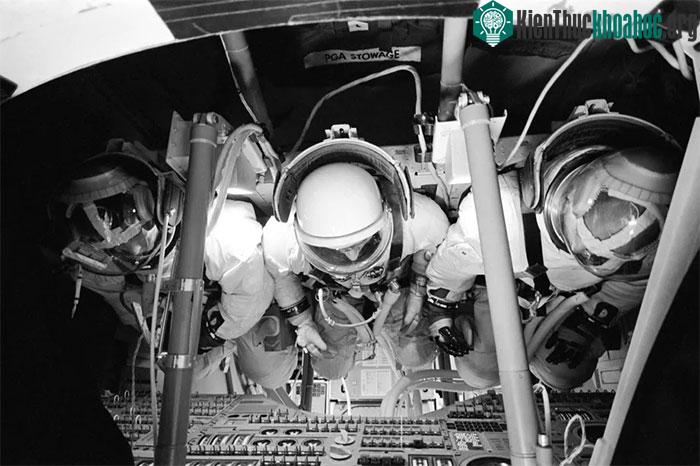 Phi hành gia bị tiêu chảy, phân bay trong tàu vũ trụ và những chuyện NASA chưa bao giờ kể ảnh 2