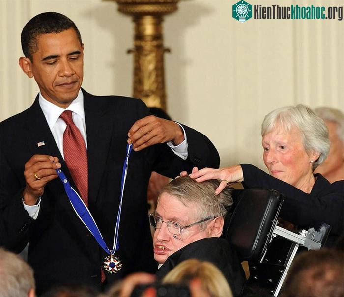 Stephen Hawking được tổng thống Mỹ Barack Obama trao tặng Huân chương