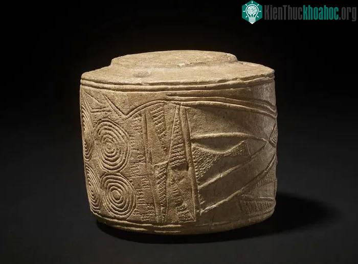 Các hình chạm khắc trên trống
