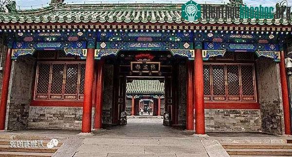 Ngày nay, tấm bia đá này vẫn đặt trong Cung vương phủ và đây là điểm tham quan nổi tiếng với nhiều du khách
