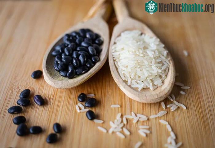 Lời khuyên của các chuyên gia là nên ăn ít gạo trắng và gạo nếp đã qua tinh chế