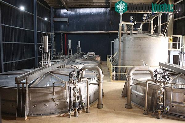 Bên trong nhà máy sản xuất gelatin.