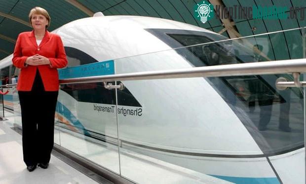 Thủ tướng Đức Angela Merkel đi tàu maglev của Trung Quốc hồi năm 2006.