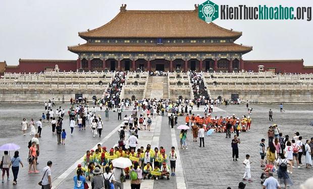 Do lượng khách đông nên Ban quản lý buộc phải sử dụng biện pháp để bảo vệ