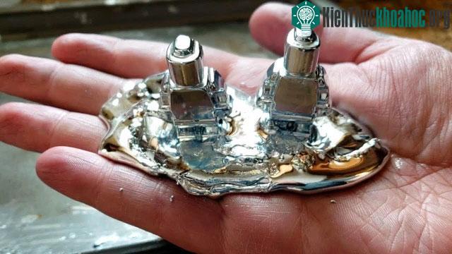 Oxit đóng vai trò trung gian giữa kim loại và nước trong dung dịch dẫn điện.&nbsp;