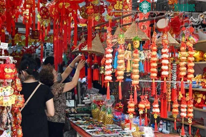 Người dân chọn mua đồ trang trí Tết tại Singapore ngày 31/1/2022