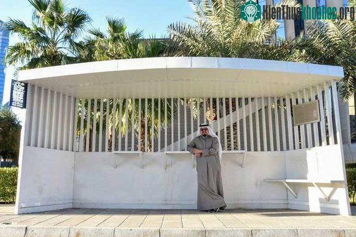 Jassim Al-Awadi trong một nhà chờ xe buýt vào hôm 9/1