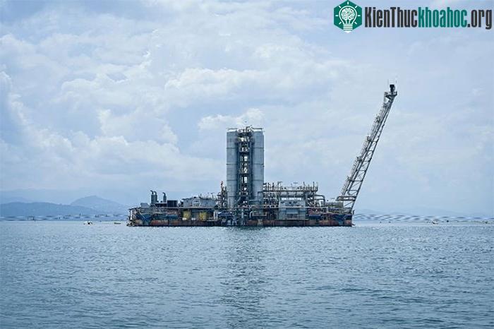Một sà lan khai thác khí mêtan tại nhà máy điện KivuWatt trên Hồ Kivu.