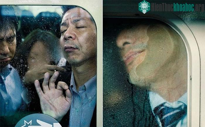 Hành khách với cơ thể bị ép chặt vào nhau đến nỗi hầu hết mọi người không thể di chuyển