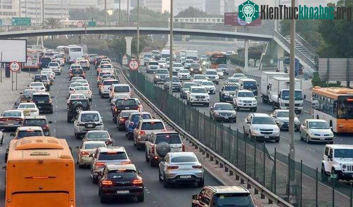 Giao thông ùn tắc nghiêm trọng trên đường Abdul Aziz bin Abdul Rahman Al Saud