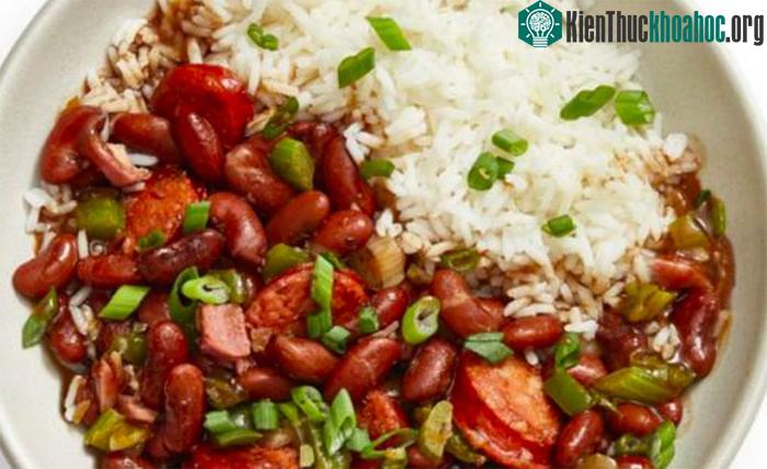 Gạo và đậu là sự kết hợp hoàn hảo.