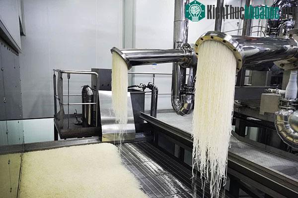 Gelatin nguyên chất sẽ chảy ra ngoài, sau đó được cô đặc và ép thành tấm.