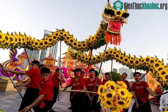 Nghệ sĩ biểu diễn múa rồng đón Tết Nguyên đán tại Bangkok, Thái Lan, ngày 31/1/2022