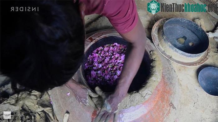 Người thợ thủ công dùng hỗn hợp đất sét và cotton để làm chất kết dính đóng nắp thùng.