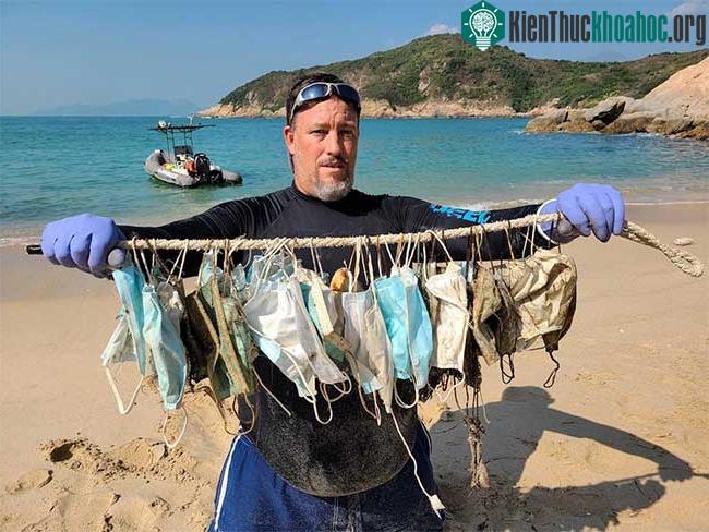 Thế giới đang thải ra 3 triệu chiếc khẩu trang mỗi phút, núi rác đó đang trở thành một quả bom hẹn giờ ảnh 4