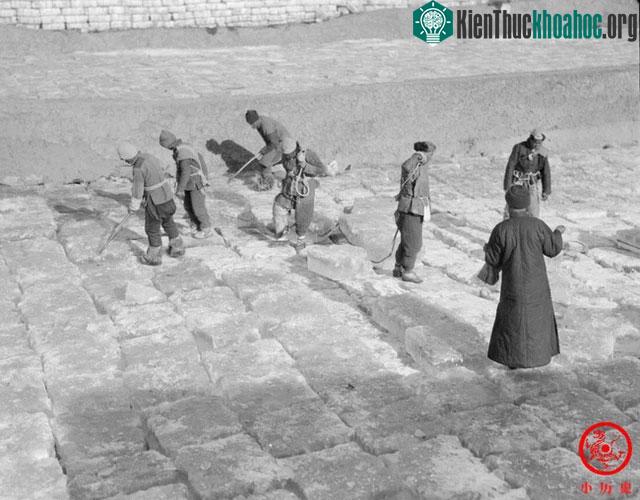 Băng được xếp ngay ngắn trong hố trữ.