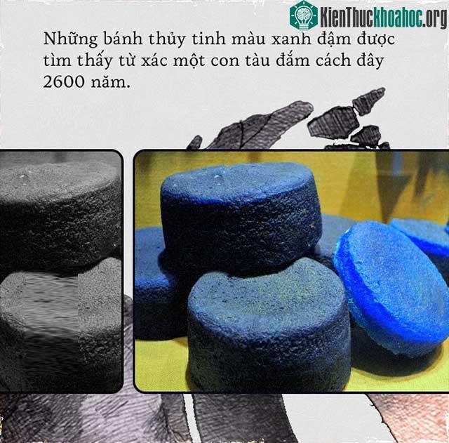 Những bánh thủy tinh màu xanh đậm