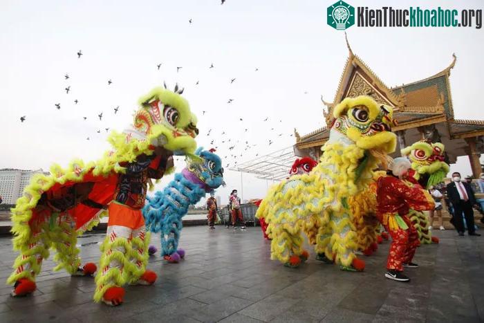 Nghệ sĩ múa sư tử chào đón Tết Nguyên đán tại Phnom Penh, Campuchia, ngày 31/1/2022.