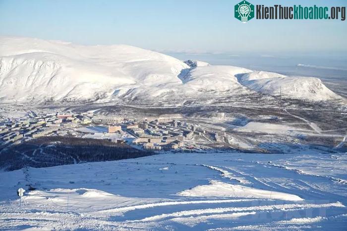 Thị trấn trượt tuyết xinh đẹp Kirovsk, cách Murmansk 200km