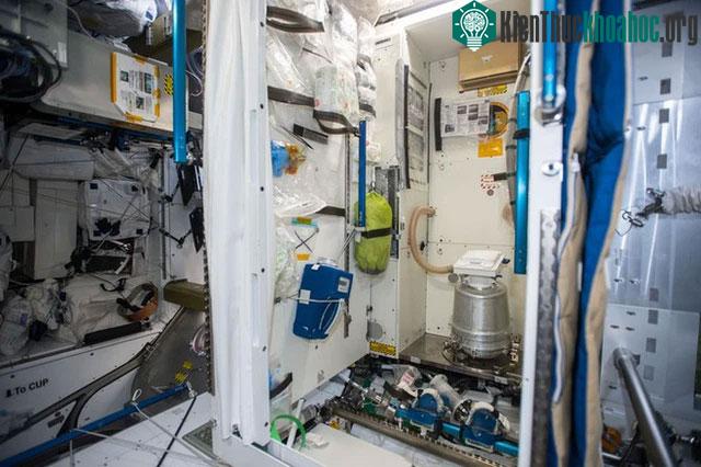 Phi hành gia bị tiêu chảy, phân bay trong tàu vũ trụ và những chuyện NASA chưa bao giờ kể ảnh 6