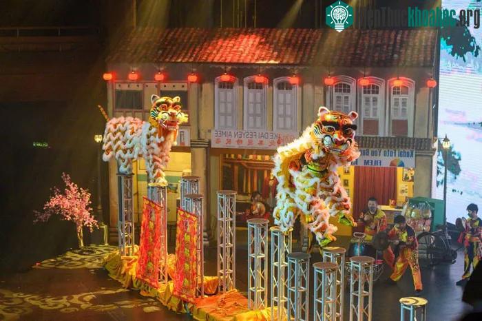 Nghệ sĩ biểu diễn múa hổ đón Tết Nguyên đán tại Kuala Lumpur, Malaysia.