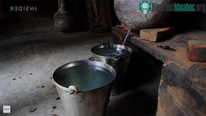 Kết quả của quá trình này là những xô nước hoa nguyên chất