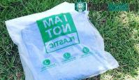 Ảnh Chiếc túi giống hệt túi nilon, nhưng lại có thể dễ dàng hòa tan với nước để uống