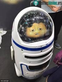 Ảnh Robot Trung Quốc đập vỡ kính, gây thương tích cho con người
