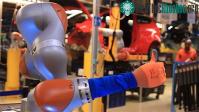 Ảnh Cánh tay robot của Ford vừa biết ráp xe hơi vừa biết pha cà phê