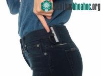 Ảnh Sạc điện thoại di động trên quần jean