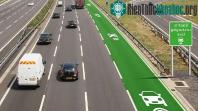 Ảnh Anh thử nghiệm đường tự sạc cho ô tô điện đang chạy