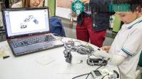 Ảnh Cánh tay giả giúp trẻ em khuyết tật sáng tạo với Lego