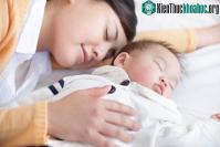 Ảnh Cha mẹ cần chú ý: Trẻ ngủ với ai hôm nay sẽ quyết định vận mệnh của chúng sau này