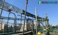 Ảnh Anh bọc cây cầu 135 tuổi bằng giấy bạc để có thể chống nóng