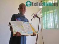 Ảnh Cậu bé chế tạo kính thiên văn quan sát được bề mặt của Mặt trăng bằng dây điện và lon nước ngọt
