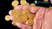 Ảnh Đào bức tường cũ, phát hiện ra kho báu vàng ròng 1.400 năm tuổi
