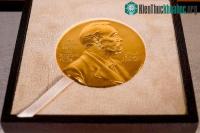 Ảnh Tiền thưởng cho người giành giải Nobel đến từ đâu?