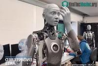 Ảnh Kinh ngạc khi thấy robot giống người nhất thế giới bắt chước cử chỉ của nhà khoa học