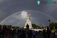 Ảnh Cầu vồng đôi xuất hiện bên ngoài Điện Buckingham thời điểm Nữ hoàng Anh băng hà