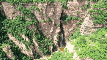Ảnh Hiện tượng thiên nhiên hiếm gặp đã xuất hiện bên một thác nước