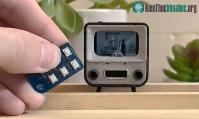 Ảnh Cận cảnh tivi nhỏ nhất thế giới, màn hình chỉ bằng một con tem
