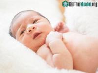 Ảnh Em bé có cách chào đời đặc biệt khiến cho giới khoa học tranh cãi