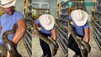 Ảnh Người đàn ông vẫn rất bình tĩnh khi bị trăn anaconda liên tục cắn vào cơ thể