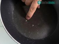 Ảnh Chỉ một vết xước nhỏ trên chảo chống dính có thể giải phóng hàng nghìn hạt vi nhựa