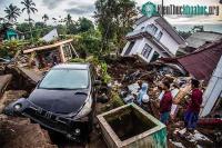 Ảnh Giải cứu cậu bé bị chôn vùi 3 ngày trong đống đổ nát sau động đất ở Indonesia