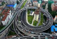 Ảnh Tòa chung cư nằm giữa lòng cầu vượt, chỉ vỏn vẹn 3 cư dân nhưng không ai dám di dời