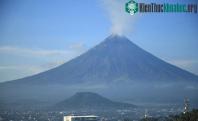 Ảnh Núi lửa Philippines phun tro bụi và đá, hàng nghìn người dan phải sơ tán khẩn cấp