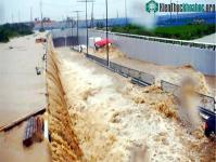 Ảnh ''Bom nước'' với 60.000 tấn đổ xuống như thác, hầm chui thành ''hầm tử thần'' trong tích tắc