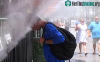 Ảnh Mỹ vật lộn với nắng nóng, không khí đầy khói và bão nhiệt đới